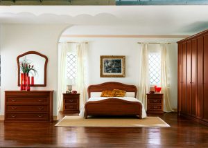camera matrimoniale completa in legno con armadio battente, disponibile nella finitura beige patinato e noce.