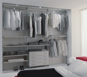 Cabina armadio con montanti terra/soffitto tutta su misura, si adatta facilmente alle misure delle vostre stanze.