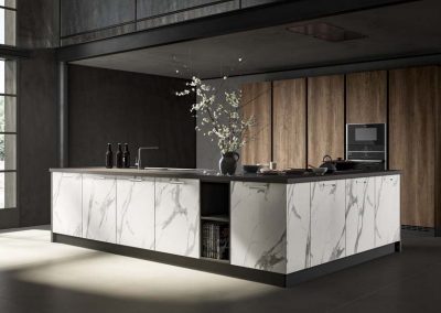Composizione cucina in laminato HPL effetto marmo e legno.