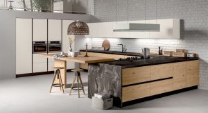 Cucina componibile capace di mescolare diverse tipologie di finiture, dal legno al laccato passando attraverso la nuova finitura metal.