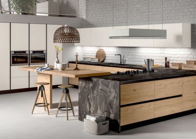 Cucina componibile capace di mescolare diverse tipologie di finiture, dal legno al laccato passando attraverso la nuova finitura metal.