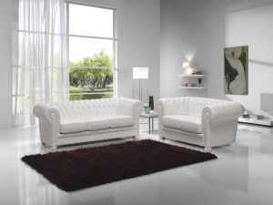 Coppia di divani da attesa dalle linee classiche con impunture, disponibile anche nella versione poltrona e con diversi colori.