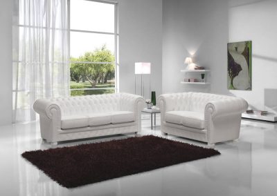 Coppia di divani da attesa dalle linee classiche con impunture, disponibile anche nella versione poltrona e con diversi colori.