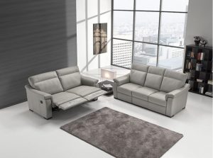 Coppia di divani dalle linee morbide classicheggianti con schienale alto. Disponibile con meccanismo relax elettrico, rivestimento in pelle.