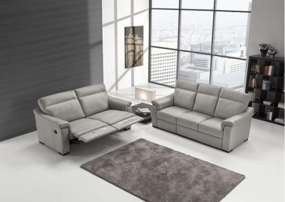 Coppia di divani dalle linee morbide classicheggianti con schienale alto. Disponibile con meccanismo relax elettrico, rivestimento in pelle.