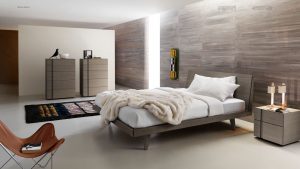 Letto matrimoniale in legno, disponibile anche con testata imbottita e gruppo letto disponibile in diverse finiture laccate o legno.