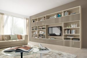 Libreria soggiorno con vano porta tv che accosta le finiture laccato lucido ed effetto legno.